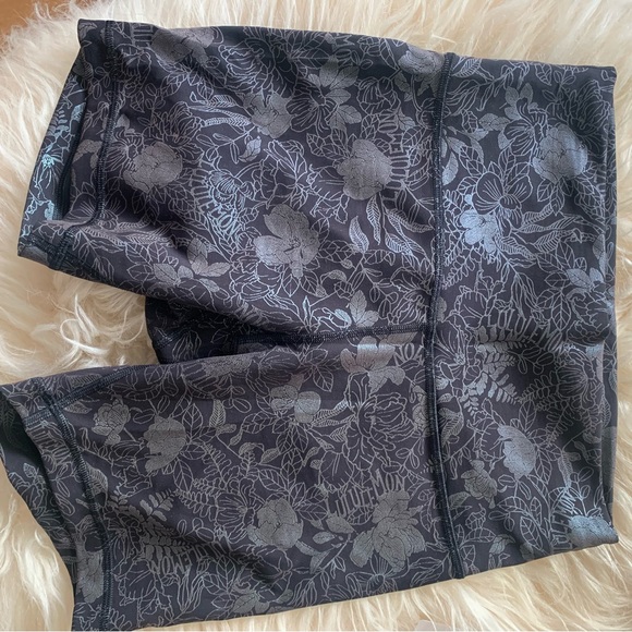 *Sold* Wunder Train High-Rise Shorts 6" - Picture 3 of 5